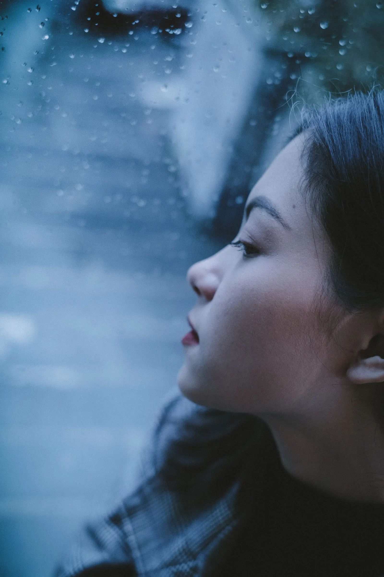 Une vitre couverte de gouttes de pluie